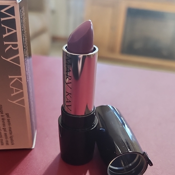 Mary Kay Crushed Berry Lipstick, Gel semi-matte, Black tube, .13 oz. - Picture 2 of 3